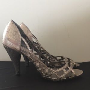 ❤️4/$25 ❤️ Rocket Dog Metallic Cage Heels Size 9